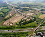 840443 Luchtfoto van het braakliggende terrein aan de Mereveldseweg te Utrecht, tussen de A27 (onder), de spoorlijn ...